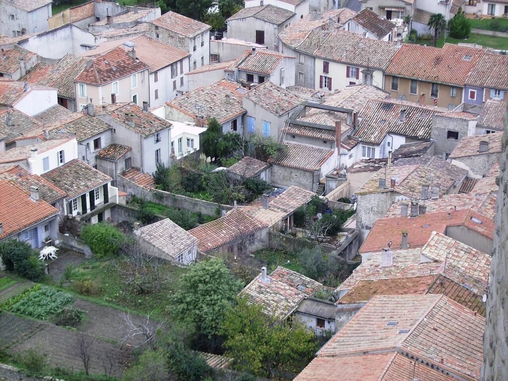 Toiture en tuiles et habitat du sud de la France — photographie d’illustration